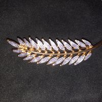 Винтажная брошь от бренда Dolphin Ore с кристаллами Сваровски