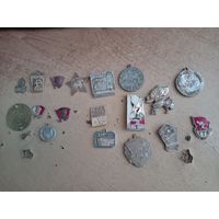 Лот значков на панно