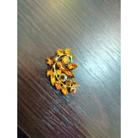 Винтажная брошь в виде цветочной ветки , украшена янтарного цвета  кристаллами и камнями с эффектом Aurora Borealis (северное сияние ) в хорошем состоянии без потерь камешков и с защелкой рабочей