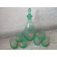 Графин и 6 рюмок.