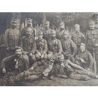 Фото ПМВ . Офицер с бойцами в промежутке между боем. Оригинал!