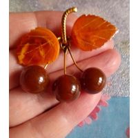 Янтарная брошь Вишенки