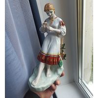 Фарфоровая статуэтка гадание на ромашке. СССР