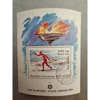 РАСПРОДАЖА КОЛЛЕКЦИИ. Мадагаскар. блок "14-е Зимние Олимпийские игры Сараево-1984. Лыжник"