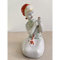 СТАТУЭТКА ФАРФОРОВАЯ " ЯГОДКА ". 13*7,5*8,5 СМ. МИНСКИЙ ФФЗ. СМ.КЛЕЙМО , ФОТО И ОПИСАНИЕ.