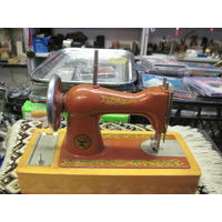 Детская швейная машинка советская.