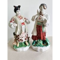 СТАТУЭТКА ФАРФОРОВАЯ  "ОДАРКА B И КАРАСЬ". БОЛЬШИЕ. РАЗМЕР - 25*12*10 СМ. 1976-1991 ГОДА. КИЕВ. КЭКХЗ. УКРАИНА. ПРОДАЮТСЯ ПАРОЙ- 2 ШТУКИ. СМ.ФОТО И ОПИСАНИЕ.