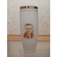 Ваза Юрий Гагарин СССР молочное стекло