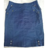 Фирменная спортивная юбка синего цвета, с кнопками, карманами, на молнии и шлицей, 44-46 размера.