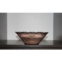 Стеклянная, винтажная салатница из розового стекла с фигурным краем, клеймо.