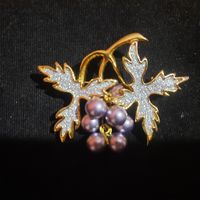 Винтажная брошь от извесьного бренда Dolphin Ore с кристаллами Сваровски