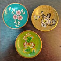 Винтажный набор тарелок клуазоне блюдце латунь эмаль 9.2 см набор из 3х штук . 1950-1980 год