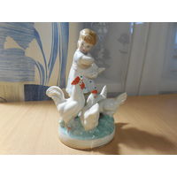 Девочка кормит кур. Минск.