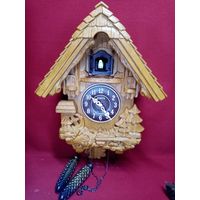 С рубля без мц. часы настенные с кукушкой, Корея, рабочие, на батарейках. корпус и шишки пластик. кукушка рабочая.