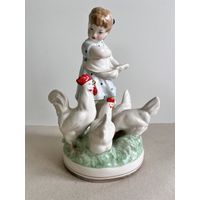 СТАТУЭТКА ФАРФОРОВАЯ "ДЕВОЧКА КОРМИТ КУР". МФФЗ (МИНСК). КРУГЛОЕ КЛЕЙМО. РАННИЙ ВЫПУСК. СМ.ФОТО, ОПИСАНИЕ.