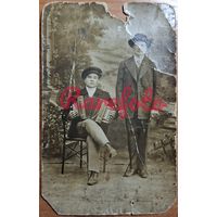 1915 Открыточный формат Коля и Миша гармонь трость студийное фото типажи ретро анонимное