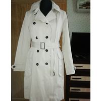 Очень добротный красивый фирменный плащ молочного цвета, многофункциональный (пуговицы, молния), что позволяет менять размер44-46, 42.Держит форму, 100coton плотный держит тепло, пре