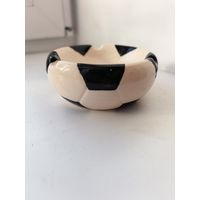 Пепельница. Футбольный мяч.