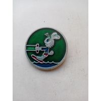 ЗНАЧОК ЗАЕЦ НА РЕЧКЕ