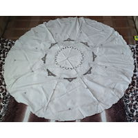 Утонченная винтажная скатерть Ришелье для круглого стола Друзей.