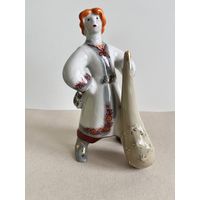 СТАТУЭТКА ФАРФОРОВАЯ " КАТИГОРОШЕК. ПОКАТИГОРОШЕК С БУЛАВОЙ. ". НЕЧАСТАЯ РОСПИСЬ С ПОЗОЛОТОЙ ! 19*9*9 СМ. ПОЛОННОЕ. СМ.ФОТО, КЛЕЙМО И ОПИСАНИЕ.