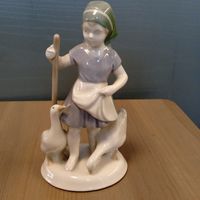 Винтажная фарфоровая статуэтка "Девочка с гусями", Германия