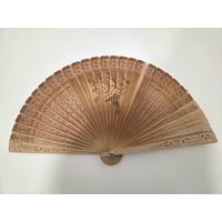 Винтажный резной веер из сандалового дерева, Испания 1994 г.