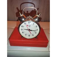 Механический будильник "Ритм", рабочий, высота 13 см., хорошее состояние.