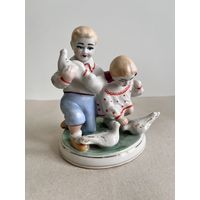 СТАТУЭТКА ФАРФОРОВАЯ "ДЕТИ КОРМЯТ ГОЛУБЕЙ". 13*10*9 СМ. ЗХК ПОЛОННОЕ. СМ. КЛЕЙМО,ФОТО И ОПИСАНИЕ.