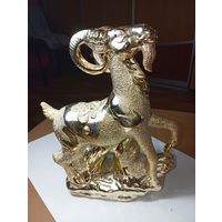 Фарфоровая статуэтка барана (или горного козла - Архара ), выполненную в золотистом цвете .
