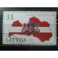 Латвия, 2008. Государственный герб и флаг на фоне карты