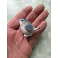 Маленькая фарфоровая птичка