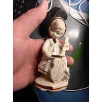 Фарфоровая статуэтка Девочка с виолончелью 12.5 см. фарфор