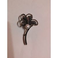 Серебряная брошь с жемчужиной