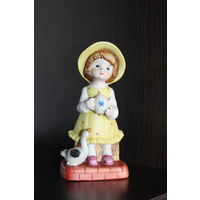 Керамическая статуэтка "Девочка с гусем".