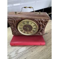 Весна в деревянном резном корпусе.на ходу.