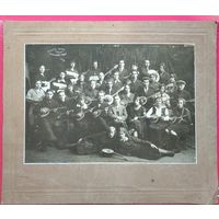 Фото струнного кружка Уральского хромпикового завода. 1930-е. 20х27 (30х35 паспарту) см.