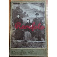 1910-е Кабинет-портрет две дамы и мужчина студийное фото типажи прошлого ретро