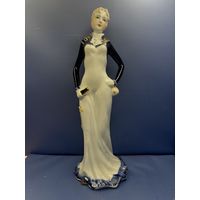 Статуэтка девушка фарфор