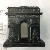 ПАРИЖ Винтажная латунная металлическая статуэтка пресс-папье Arc De Triomphe Париж Франция Vintage Arc De Triomphe Brass Metal Statuette Paperweight Paris France    к1