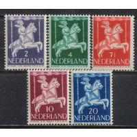 Нидерланды 1946 Вып Для детей Мальчик на карусели #472,475**