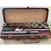 Набор СССР шоферского инструмента N 2 в металлическом боксе