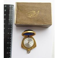 Все лоты с рубля.Часы-кулон Заря,с синим камнем,позолота AU,в коробке,тикают.