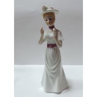 Статуэтка фарфоровая "Барышня" 70-80-е годы Европа. Высота 16 см.