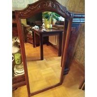 Зеркало  в деревянной раме