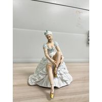 Фарфоровая статуэтка "Балерина (танцовщица) надевает пуанты". Unter Weiss Bach. Германия