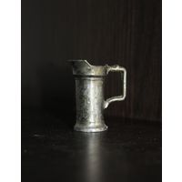 Металлический, декоративный, миниатюрный кувшин.