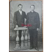 1910-е Открыточный формат два друга типажи студийное фото
