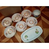 Лот столовой посуды: блюдца, чашка, селедочница.