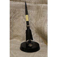 РУЧКА ЧЕРНИЛЬНАЯ С ПОДСТАВКОЙ ТЕМАТИЧЕСКАЯ РАКЕТА ВОСТОК 1963 ГОД